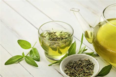 绿茶与茶叶图片-玻璃茶壶里的绿茶与茶叶素材-高清图片-摄影照片-寻图免费打包下载