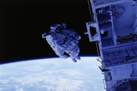 1984年2月7日：人类第一次在太空无绳索行走