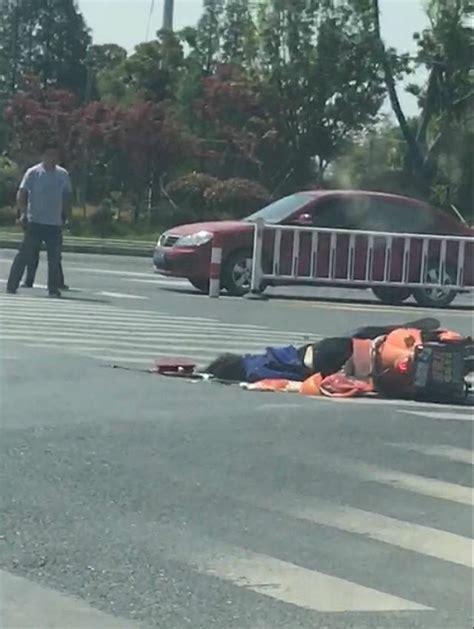 昨日嘉兴平湖一大车撞上电瓶车，骑电瓶车女子不幸身亡！