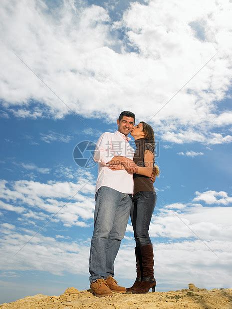 在山上拥抱的夫妇高清图片下载-正版图片501471198-摄图网