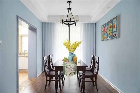 客厅整体用天蓝色进行装点，让空间显得自然而清新，背景墙加以白色文_装修美图-新浪家居