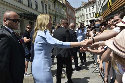 斯洛伐克首任女总统宣誓就职