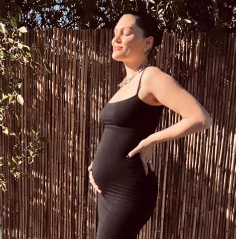 34岁结石姐宣布怀孕喜讯，晒孕肚照幸福满满，曾自曝不孕不育