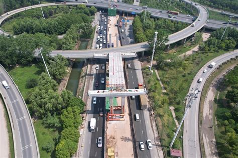 白沙洲大道快速化改造工程 完成首片钢混组合梁架设|匝道_新浪新闻