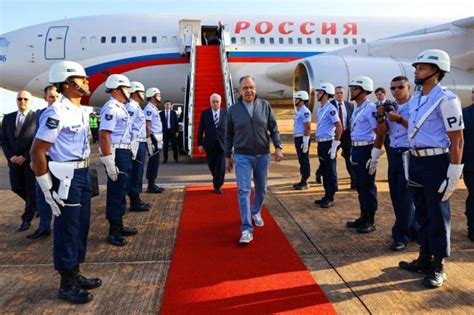 俄罗斯外长拉夫罗夫访问巴西，穿牛仔裤运动鞋抵达机场_军事频道_中华网