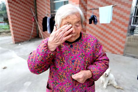 84岁老奶奶跳入河中救下3岁孩童！事后她却哭了…