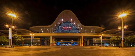 夜幕下的武汉高铁站高清图片下载-正版图片500964926-摄图网