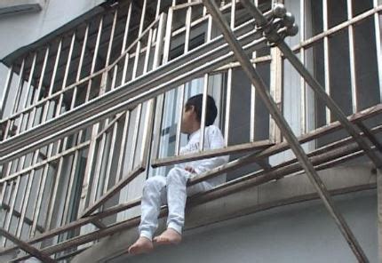 南京一男童攀爬商场扶梯，从2楼坠落_凤凰网视频_凤凰网
