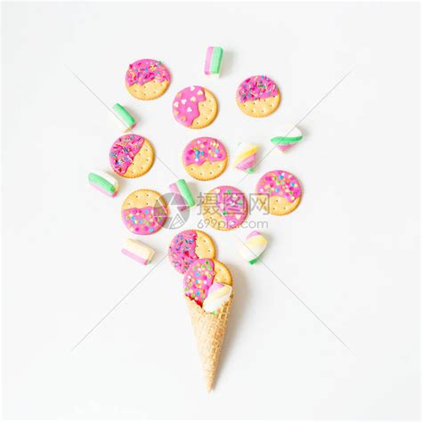 有粉红色玻璃和棉花糖的曲奇饼在华夫勒圆锥上白色背景爱情成份高清图片下载-正版图片502806471-摄图网