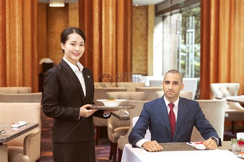 酒店服务餐厅服务员给外国客人上菜高清图片下载-正版图片501417236-摄图网