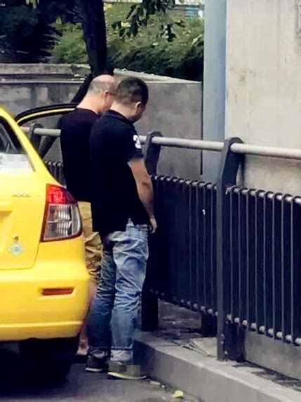 两男子停车重庆街头 肩并肩尿尿|重庆|男子|人行道_新浪新闻
