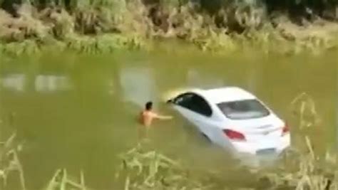 吃饱了撑的把车开河里，要是不出意外，这车只能当废铁卖了！_腾讯视频