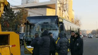 突发！哈尔滨一121路公交车失控，撞上工地通风口，17人受伤！