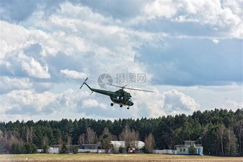 MI2直升机从地面场起飞高清图片下载-正版图片303340001-摄图网