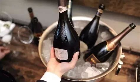 怎样倒香槟最好喝？:葡萄酒资讯网（www.winesinfo.com）