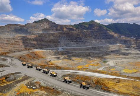 挖掘上百年的西露天矿，矿底是中国大陆最深处，如今成热门景点|露天矿|矿坑|千台山_新浪新闻