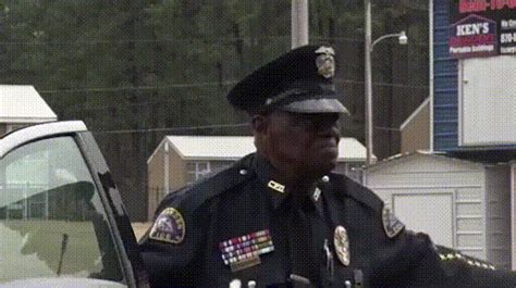 都市快报-美国警察执法时射杀梦中惊醒的非裔男子
