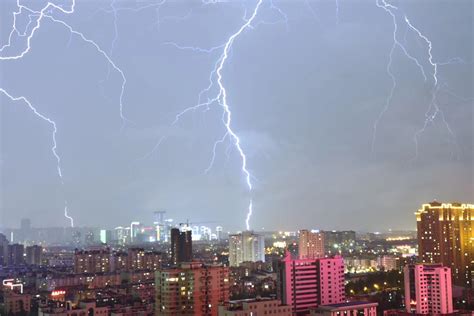 昆明官渡区出现短时强降雨 积水最深处过膝-图片频道