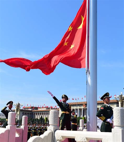 以奋斗的青春为祖国献上最真挚的祝福，上海各高校举行迎国庆升旗仪式