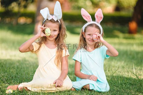 户外复活节巴士带鸡蛋的孩子肖像高清摄影大图-千库网