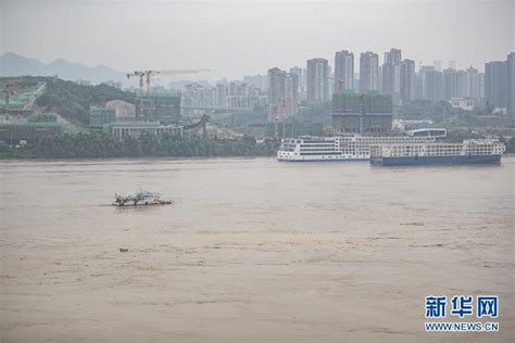 持续暴雨致黔江一加油站被淹 应急救援人员紧急排涝疏通-新重庆客户端
