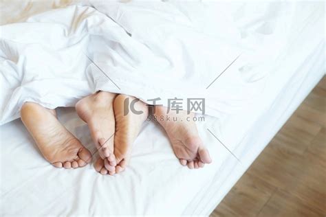 女人躺在床上，双手放在头下，脚 c高清摄影大图-千库网