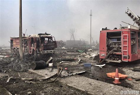 天津爆炸现场附近 消防车被炸毁——人民政协网