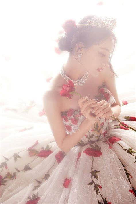 迪丽热巴 造型，Yumi Katsura 高定礼服搭配羽毛披风……