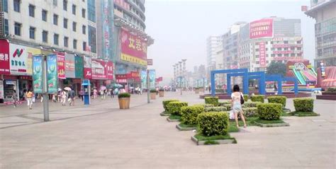 2024...城，由于位于岳阳市步行街，靠近岳阳楼景区，是岳阳最繁华的地区之一，所以这边的人流量还是特别大的_人和春天购物广场-评论-去哪儿攻略