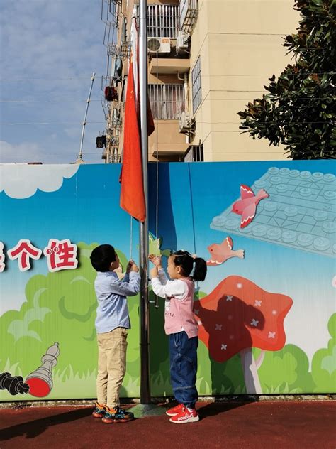 红中幼：小小升旗式，浓浓爱国情-大班年级 - 常州市天宁区红梅中心幼儿园