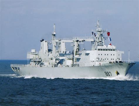 海军成都舰进行海上补给训练-半岛网