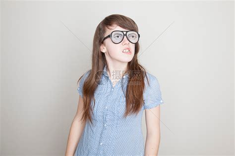 戴假眼镜的女孩高清图片下载-正版图片501832003-摄图网