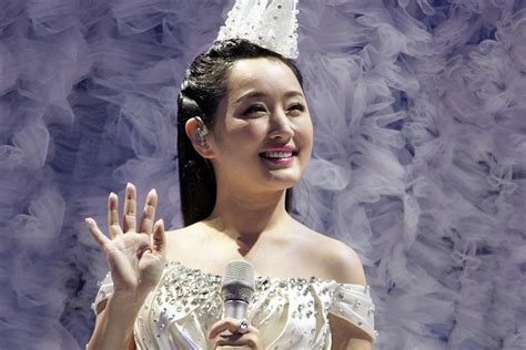 49岁杨钰莹发近照，当初的甜歌皇后，为什么如今成了“过气明星”__财经头条