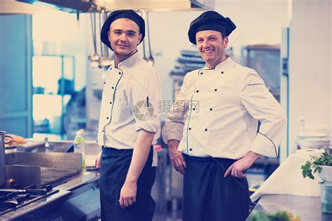 两位厨师站餐厅的商业厨房里的肖像两个厨师的肖像高清图片下载-正版图片300114668-摄图网