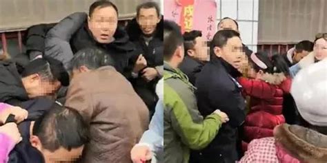 警察上门抓嫌犯 遭20名亲属围攻致骨折_凤凰网