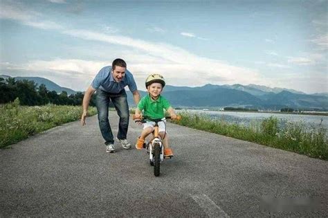 父亲陪伴着孩子骑自行车摄影图__娱乐休闲_生活百科_摄影图库_昵图网nipic.com