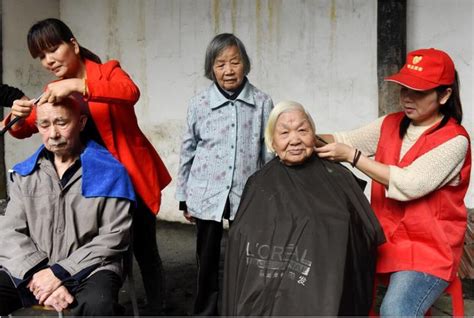86岁越南老人71年不剪发不洗头，靠食用油涂抹头皮止痒__财经头条