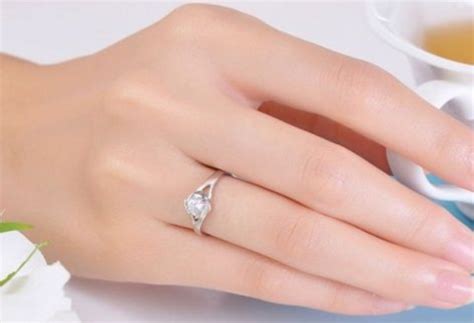 戒指的戴法和意义图解 - 中国婚博会官网