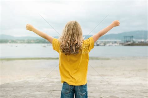放松想像力快乐的小孩在暑假玩得开心旅行和冒险概念脸高清图片下载-正版图片307690017-摄图网