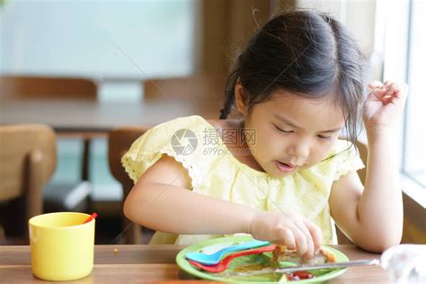 饥饿的亚洲儿童或小女孩喜欢用手吃食物高清图片下载-正版图片506681622-摄图网