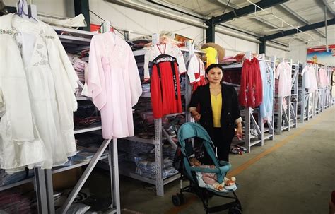 商场购物服装店衣服货架服装摄影图配图高清摄影大图-千库网