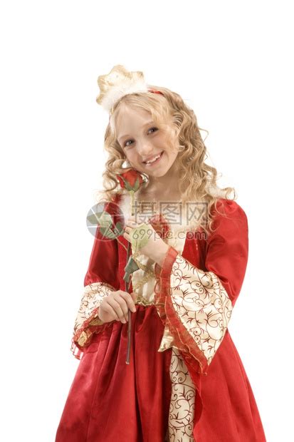 露齿金子小环美丽的笑着微小女孩长金发公主服装站在红玫瑰白色背景的红和黄金帝国礼服红色和黄金帝国礼服高清图片下载-正版图片307821131-摄图网