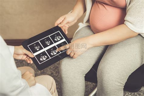 医生给孕妇看诊高清图片下载-正版图片302571425-摄图网