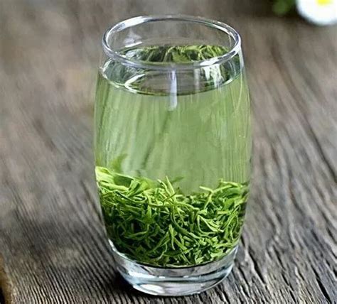【女人喝绿茶】女人喝绿茶的功效与作用_女人喝绿茶的好处与坏处_绿茶说