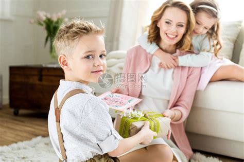 可爱的小男孩在母亲节向幸福的母亲赠高清图片下载-正版图片502872240-摄图网