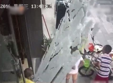 商店玻璃门爆裂瞬间 砸中两名男童_新浪图片