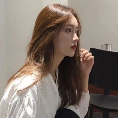 长发甜美女生侧脸头像