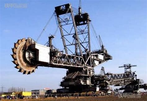 露天煤矿一次购进近百辆巨型卡车_汽车频道_凤凰网