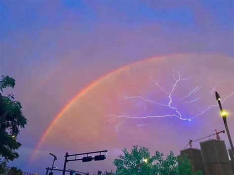 当彩虹遇上闪电，雨后的杭州再次刷屏