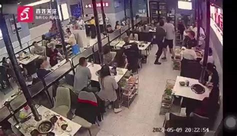 南京一店员制止多名男子搭讪骚扰邻桌女性 店家：已报警|南京市|店家_新浪新闻